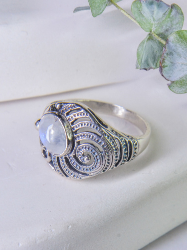 Серебряное кольцо ETERI с лунным камнем
